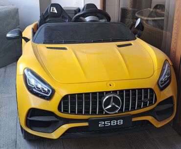 Uşaq üçün elektrik maşınları: Uşaq üçün elektrikli ride-on avtomobil – sarı rəngdə sport kabriolet