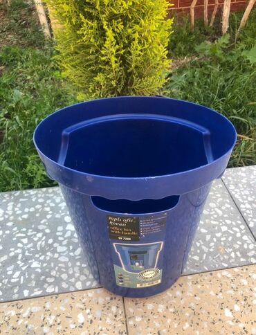 Контейнеры для отходов: Göy rəngdə, tutacaqlı plastik ofis zibili qabı. Yüngül və davamlı