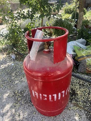 Газовый баллон стальной, окрашен в красный цвет. Оснащен защитным