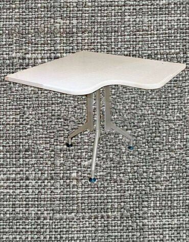 Косметика: Стол угловой, столешница из 25 мм МДФ, размер 90 см х 90 см, удачно