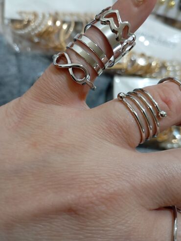 Narukvice: Set narukvica sa privescima – crni podesivi končić i metalni elementi — 6