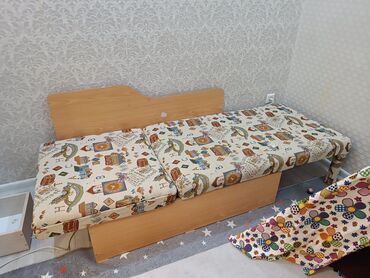 кровать для новорожденных: Бүктөмө диван, Колдонулган, Бир кишилик