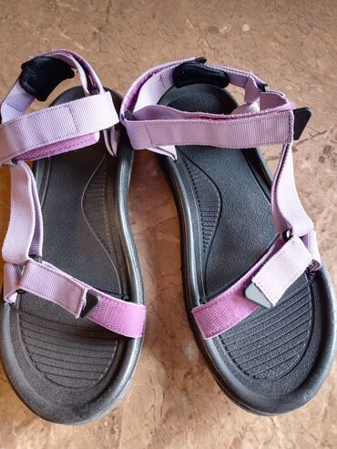 обувь адидас: Срочно продаю сандалики,Очень легк е,удобные(Тайланд)Восток-5