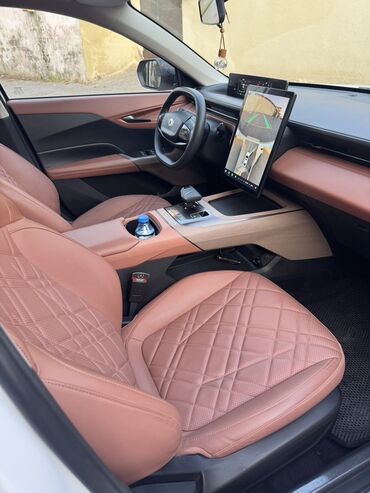 Avtomobil salonu üçün digər detallar: Elektrik krossover salonu – modern texnologiya və komfort - Panorama — 4