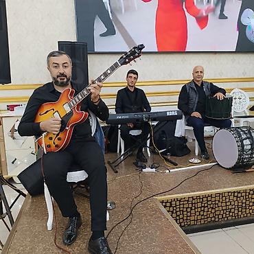 gibson gitara: Yarım-akustik elektrik gitara – sunburst rəngli, ES-335 tipli korpus — 2