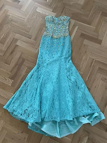 Zərif və diqqətçəkən firuzəyi rəngdə uzun ziyafət donu. Model