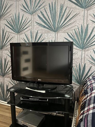 Televizorlar: LG LCD televizor + şüşə TV stendi - Ekran: təqribən 24–26 düym