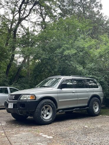мицубиси монтеро спорт: Внедорожник Mitsubishi Pajero Sport серебристого цвета. Оснащен