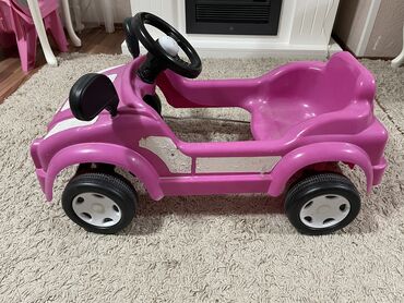 cry babies igračke: Auto na pedale
bez ostecenja
samo nalepnice treba skinuti