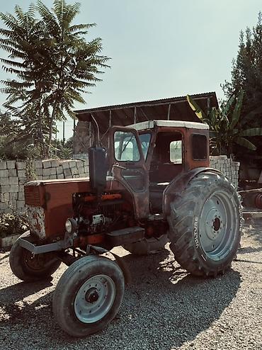 Kənd təsərrüfatı üçün traktor - Kabinəli, ön şüşəli və iki qapılı