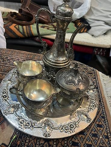 ibrik: Zərif naxışlarla işlənmiş dekorativ servis dəsti. Dəstə böyük dairəvi — 1