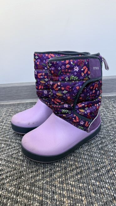 детский национальный костюм для мальчика: Фиолетовые зимние сапоги Crocs для детей, предназначенные для холодной