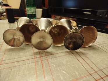 Čaše: Metalne case,solje. 6 komada,mislim da su posrebrene,nisam siguran — 6