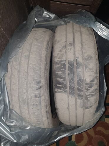 Шины: Две шины марки TOYO размером 175/65R14. Эти шины могут быть
