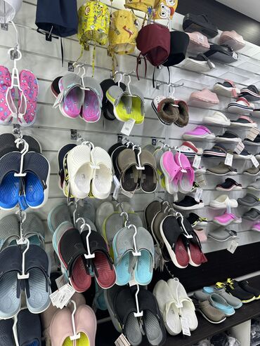обувь спортивная: Кроксы оригинал Вьетнам! В наличии Все цвета и размеры Отличная