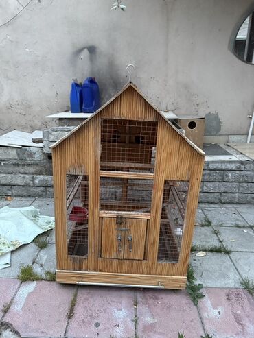 Qəfəslər: Ağacdan hazırlanmış, qapısı olan, quşların saxlanması üçün nəzərdə
