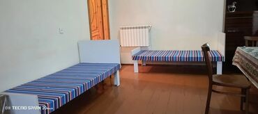 Вешалки: 2 односпальные кровати