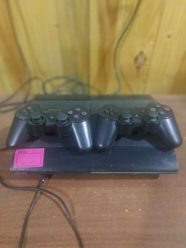 Sony PlayStation 3, iki ədəd qara rəngli DualShock nəzarətçi ilə