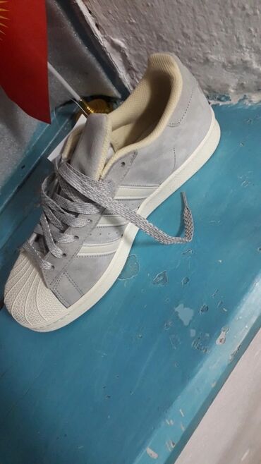женские безрукавки: Эркектердин кроссовкасы, 42, Adidas, Жаңы, түсү - Күрөң, Акылуу жеткирүү