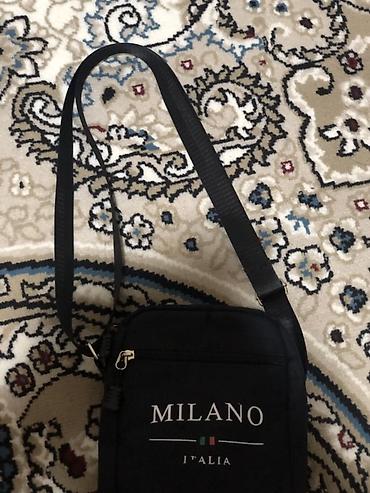 bolt sumka: Qara rəngli çiyin çantası. Ön hissəsində “MILANO ITALIA” yazısı və — 2