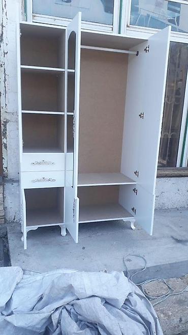 paltar şkaf: Ağ rəngli, güzgülü yataq otağı dolabı. Zərif və səliqəli dizayna malik — 2
