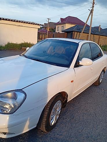 Другие автомобили: Белый седан компакт-класса. Основные характеристики: - Тип кузова — 2