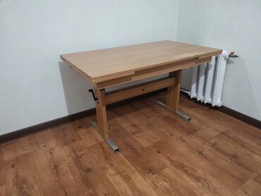 столы для гостиной: Раздвижной стол. Также регулируется по высоте, вверх и вниз