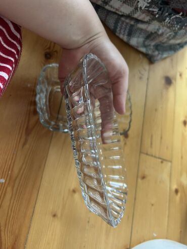 Meyvə qabları: 6 ədəd baliq formasında şüşə qab (salatlıq) 4 ədəd böyük bölməli çərəz — 5