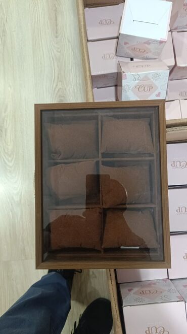 Digər salon aksesuarları: Saat qabı 10 ededi 50 azn 6 ededli ustu suse material taxta 50 azn.12 — 6