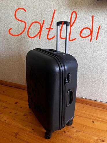 купить чемодан на колесах в баку: Səyahətlər üçün ideal olan bu sərt qabıqlı çamadan qara rəngdədir və