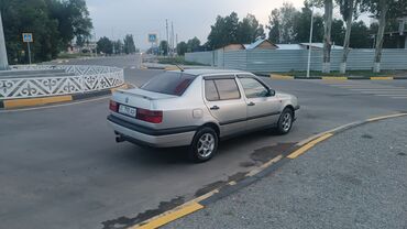 срочно срочно продаю: Volkswagen Vento: 1993 г., 1.8 л, Механика, Бензин, Седан