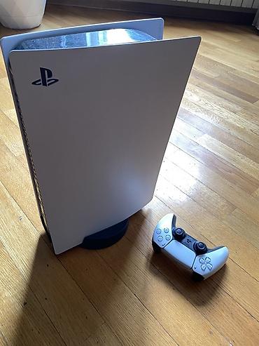 ps5 2 ci el: Chox az istifade olunub, PS5 stoykasi ile verilir + elave bir oyun — 1
