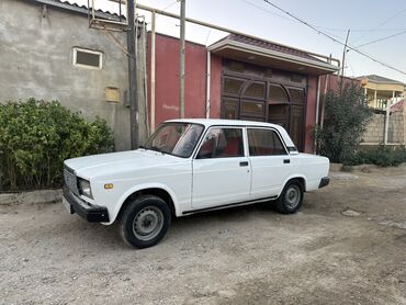 фольксваген поло 1: VAZ 2107, ağ rəng, sedan kuzov. Xarici: - Klassik xrom radiator