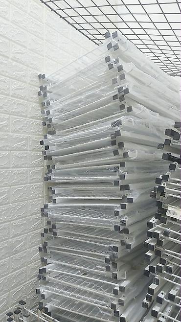 setqa vitrin: Ağ rəngli metal tor səbətli stend/rəf - Material: toz boya ilə — 3