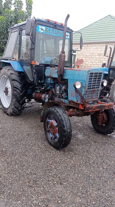 Traktorlar: Belarus MTZ tipli traktor - Korpus: kabinəli, mavi-qara rəng sxemi — 2