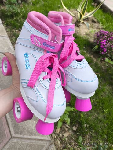 Roliklər: Ağ və çəhrayı rənglərdə, dörd təkərli "Chicago Skates" markalı