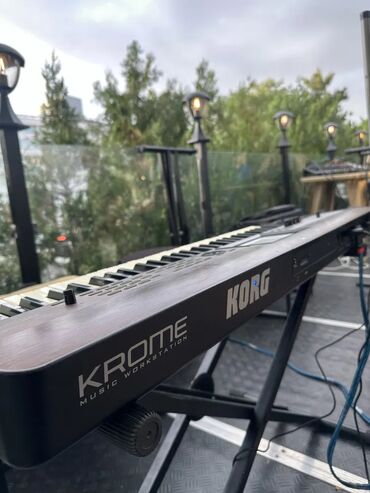 микрофон профессиональный: KORG KROME-61 MIDI-клавиатура 61 клавиша Novation Launchkey 61 Mk2