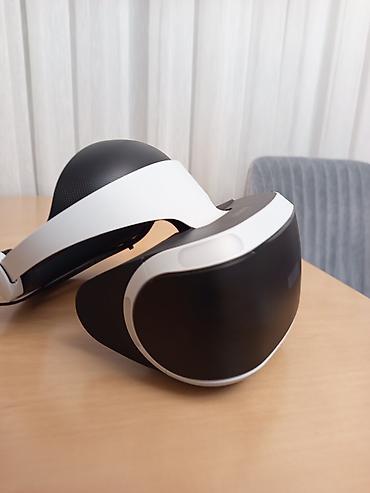 plesteyşin: Sony PlayStation VR dəsti və PlayStation Camera. Ağ-qara rəngli VR — 6