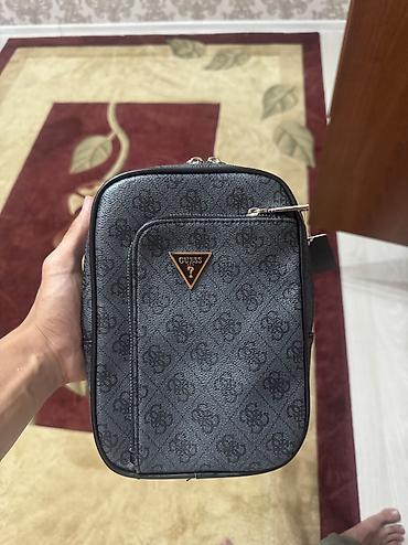 soft shell: Барсетка бананка Guess
Кожа✅
2 кармана ✅
Бирки и лого ✅ — 1