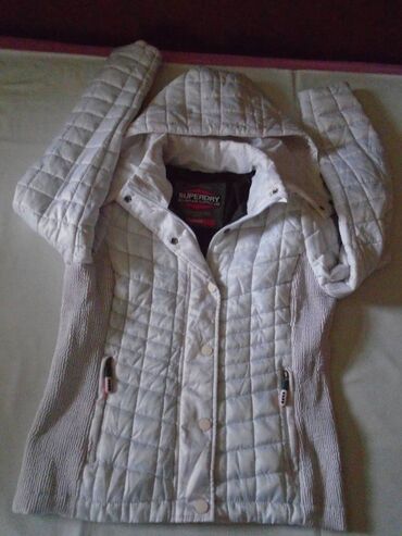 moncler jakne cena original: Original Superdry jakna, boja neka između bele i bebi roze. Etiketa sa