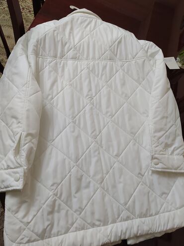 Демисезонные куртки: Продаю шикарную белоснежную курточку, производство Италия,размер — 11