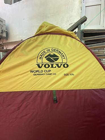 Çadırlar: XXL ölçülü turist çadırı. Üzərində “VOLVO”, “Made in Germany”, “World — 2