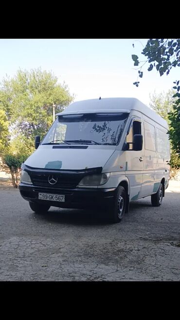 İnformatika: Ağ rəngdə Mercedes-Benz Sprinter furqon. Geniş yük sahəsi, həmçinin