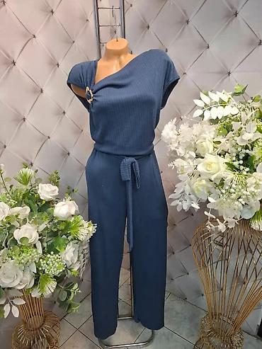 pantalone mango: Elegantni ženski kombinezon sa asimetričnim preklopljenim izrezom i — 4