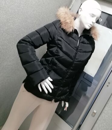 Zimske jakne: Ženska zimska jakna sa kapuljačom i krznom - Boja: crna - Kroj — 4