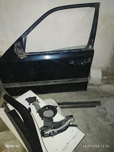 Avtomobil qapıları: Məhsul: Avtomobil qapısı (ön sağ) Təsvir: - Rəng: tünd göy/qara ton - — 3