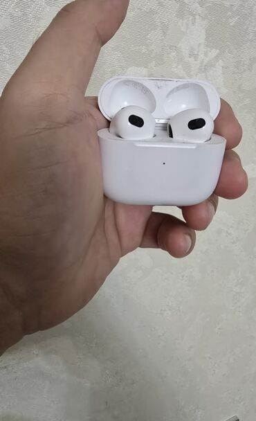 mikro qulaqlıq: Airpods 3. Bütün funksiyaları işləkdir. Daimi istifadə olunduğuna görə