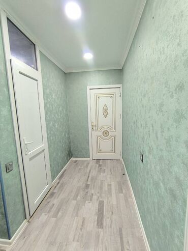 Uzunmüddətli kirayə mənzillər: 11-ci mikrorayonda, 5 mərtəbəli binanın 4-cü mərtəbəsində yerləşən — 4