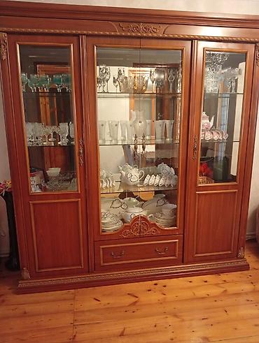 şuşəli dolab vitrini: Klassik üslubda vitrinli qab dolabı — 1