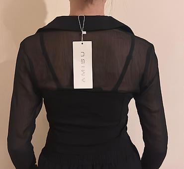 qadın koynəyi: AMISU qadın köynəyi – qara rəngdə, bədənə oturan siluet. - Model — 2